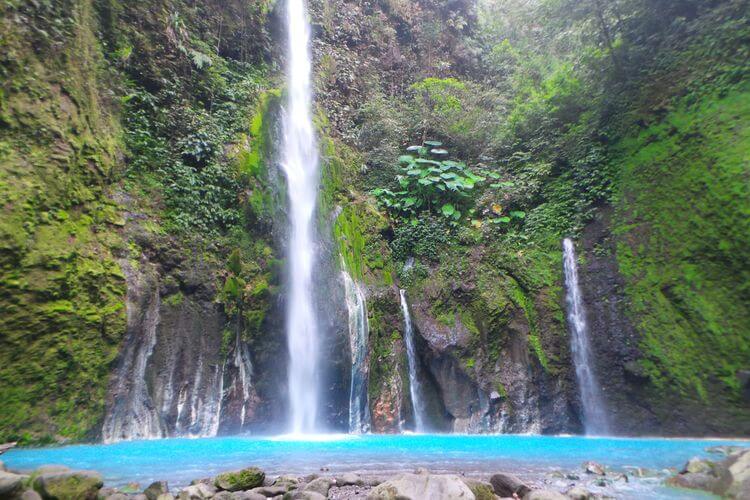 air terjun dua warna